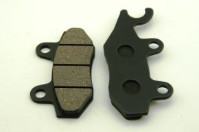 Колодки тормозные дисковые (2 поршня) задние с ухом влево 4T GY6 50-150/Storm150 (лат.4%) "FUJINAMI"