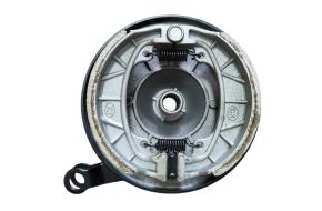 TR-4 Крышка барабана тормозного (перед) +колодки