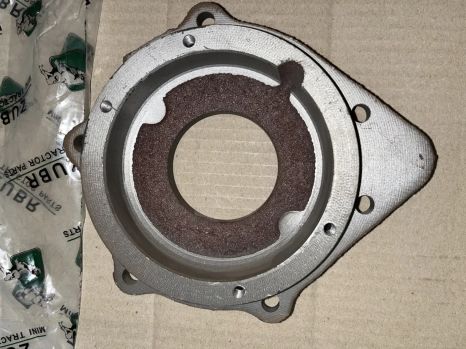 R180/R175 - боковая крышка блока двигателя со стороны маховика